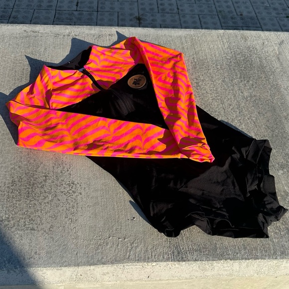 New gorgeous long sleeve swimsuit front zip - Picture 2 of 10